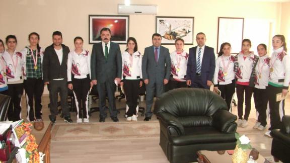 Mustafa Kemal Ortaokulu Kız Voleybol takımı İl ve İlçe Müdürlerimiz Ceylani ve Kırekini makamında ziyaret ettiler