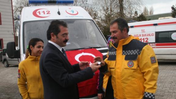 İlçe Müdürümüz Ceylani, yeni ambulansların basına tanıtım programına katılarak ambulans şoförlerine anahtarlarını teslim etti