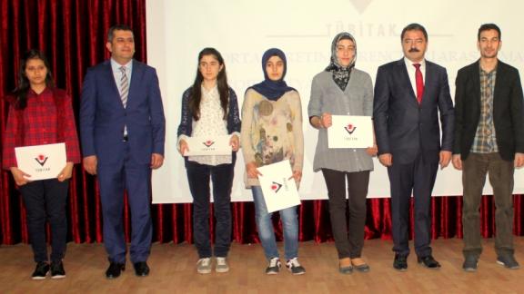 Tübitak 46. Ortaöğretim Öğrencileri Araştırma Projeleri Van Bölge Yarışması Ödül Töreninde dereceye giren öğrencilere, İlçe Müdürümüz Ceylani ödüllerini verdi