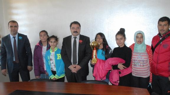 İlçe Müdürümüz Ceylani, Sportif ve kültürel alanda dereceye giren Zeve İlkokulu ve Ortaokulu öğrencilerini tebrik etti