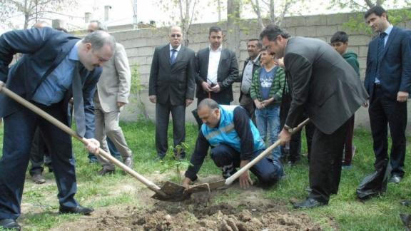 Tuşba Belediye Başkanı Özgökçe ve İlçe Milli Eğitim Müdürümüz Ceylani tarafından okul bahçelerine fidan dikildi