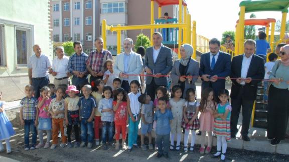 Akköprü İlkokulu ve Ortaokulu Bahçesinde çocuk parkı açıldı
