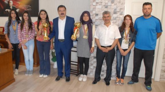 Türkiye Şampiyonlarından İlçe Müdürümüz Muhlis Ceylaniye ziyaret
