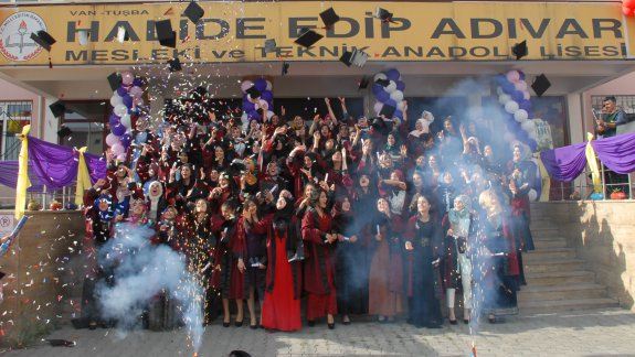 Halide Edip Adıvar Mesleki ve Tektin Anadolu Lisesi tarafından Mezuniyet töreni düzenlendi 