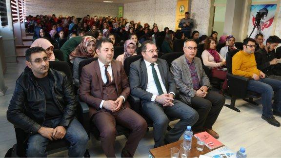 Yerel yazar Emir Keremoğlu, Hüma Hatun Mesleki ve Teknik Anadolu Lisesi öğrencileri ile bir araya geldi
