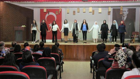 Halide Edip Adıvar Anadolu Kız Meslek Lisesi tarafından şiir dinletisi düzenlendi