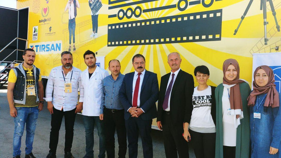 'Gezen Sinema' etkinlikleri kapsamında Tuşba'da öğrenciler sinema ile buluştu.