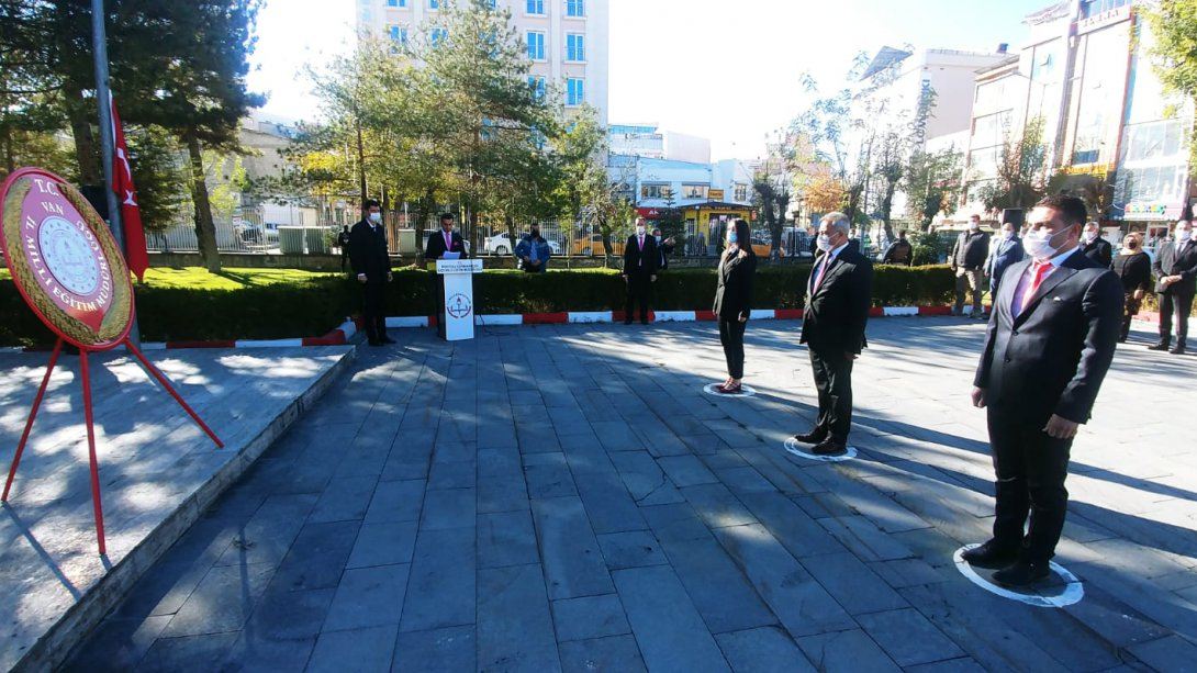 Öğretmenler Günü'nde Atatürk Anıtı'na çelenk sunuldu