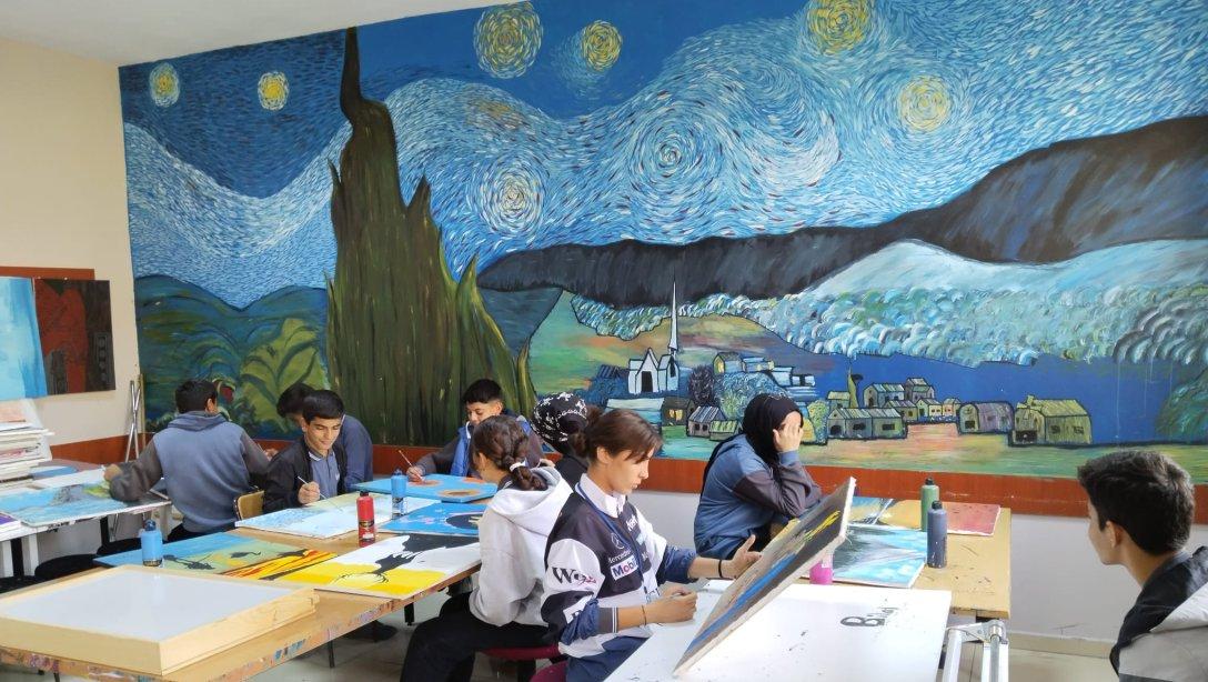 Kültür Sanat Van Projesi kapsamında Vali Haydar Bey Anadolu Lisesi duvarları şenlendi