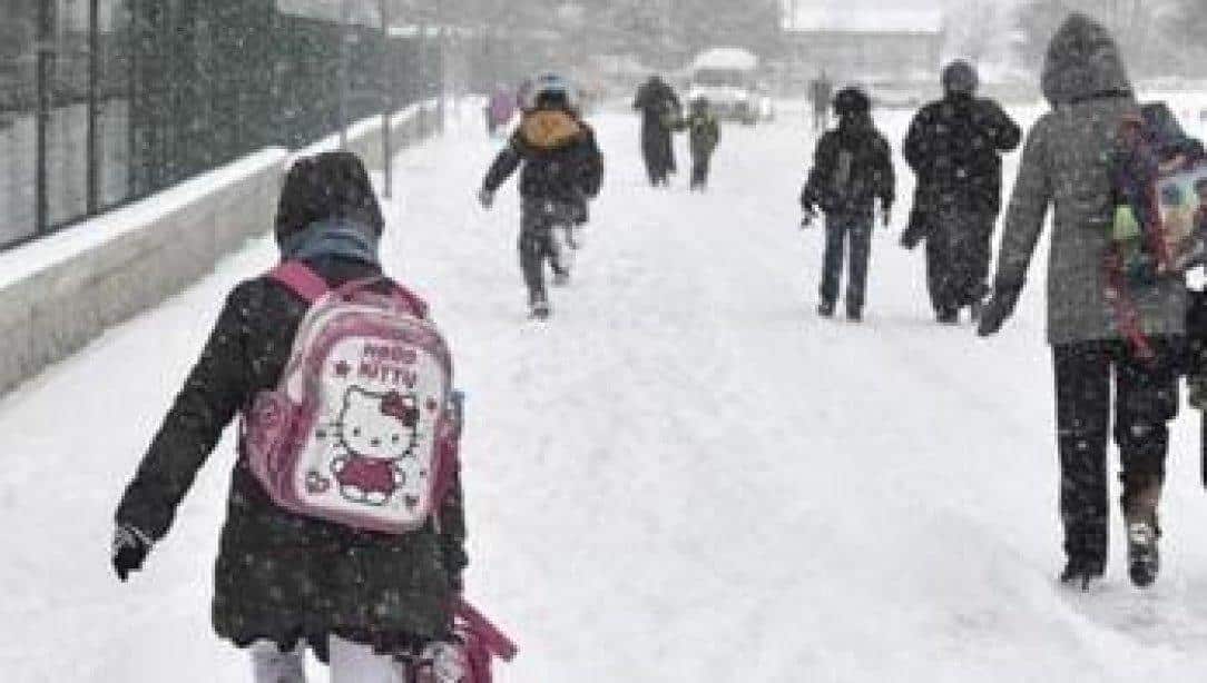Yoğun kar yağışı nedeniyle İlçemizde tüm okullar tatil edilmiştir 
