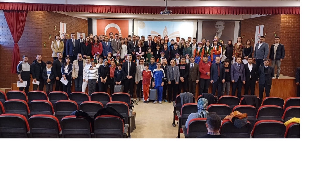 Sportif ve Kültürel faaliyetlerde başarılı olan öğrencilerimiz Kaymakam Göktaş tarafından ödüllendirildi