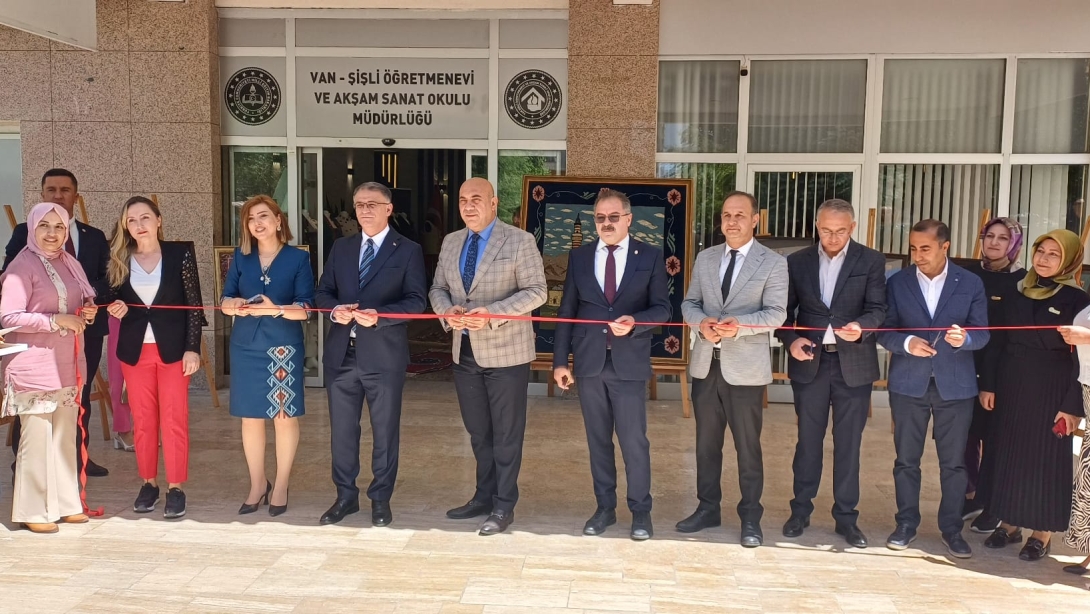 İlçe Müdürümüz Ceylani, Olgunlaşma Enstitüsü sergisine katıldı 
